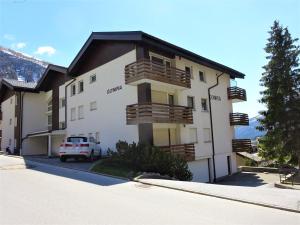 un edificio con balcones en un lateral en Leukerbad Holiday Home, en Leukerbad