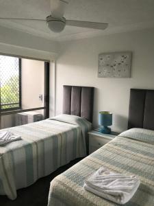 En eller flere senge i et værelse på Sandrift Beachfront Apartments