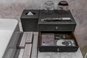 uma mesa com duas gavetas com um CD em Qingdao Treasure Hotel em Qingdao