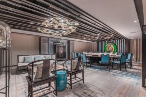 Reštaurácia alebo iné gastronomické zariadenie v ubytovaní Qingdao Treasure Hotel