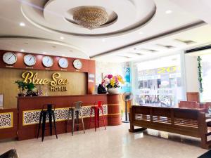 een restaurant met een blauw zeehotel met rode stoelen bij Blue Sea Hotel Quy Nhơn - 02 Trần Độc in Quy Nhon