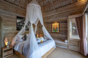 Tempat tidur dalam kamar di Helly's Secret Garden Cottage