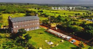 une vue aérienne d'un bâtiment avec un train dans un champ dans l'établissement 墾丁勿忘我城堡莊園, à Hengchun Old Town