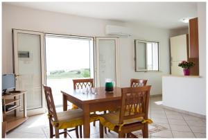 eine Küche und ein Esszimmer mit einem Tisch und Stühlen in der Unterkunft Appartamenti Corciulo in Salve