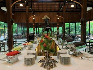 מסעדה או מקום אחר לאכול בו ב-Phumontra Resort Nakhon Nayok