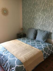 Un pat sau paturi într-o cameră la Chambres au Domaine de Seraincourt +7 fotografii