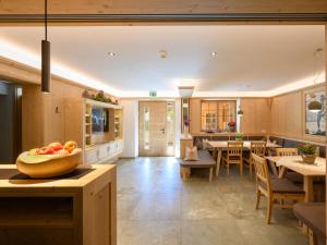 a kitchen and dining room with a bowl of fruit on a counter at Appartment Sattlerhof in Mutters