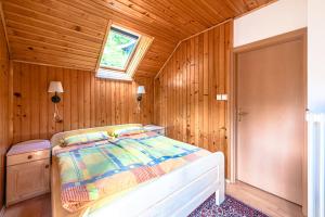 ein Schlafzimmer mit einem Bett und einer Holzwand in der Unterkunft House Moose't Getaway, Kranjska Gora in Kranjska Gora