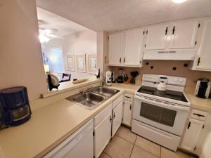 Η κουζίνα ή μικρή κουζίνα στο St, Augustine Ocean And Racquet 2204 Condo