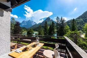 balcón con mesa, sillas y vistas a las montañas en House Moose't Getaway, Kranjska Gora, en Kranjska Gora