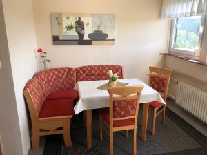 a dining room with a table and chairs at Ferienwohnung Waldruhe in Hessisch Oldendorf