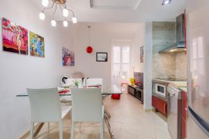 uma cozinha e sala de jantar com mesa e cadeiras em Modern Flat in Alicante em Alicante