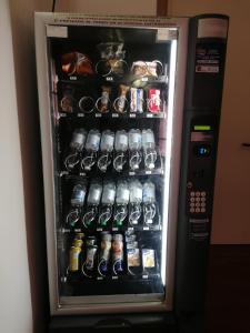 un frigorifero pieno di bevande e bottiglie di Giappone Inn Parking Hotel a Livorno