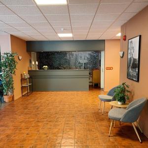 a lobby with two chairs and a waiting room at Rødberg Hotel in Rødberg