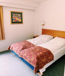 เตียงในห้องที่ Rødberg Hotel