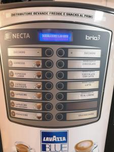 automat z niebieskim napisem w obiekcie Giappone Inn Parking Hotel w mieście Livorno