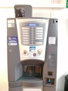 uma máquina de café com 2 chávenas de café em Giappone Inn Parking Hotel em Livorno