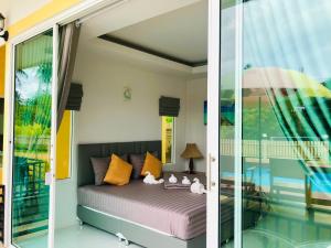 Bazén v ubytování Koh Chang Havana Pool Villa nebo v jeho okolí
