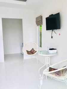 TV a/nebo společenská místnost v ubytování Koh Chang Havana Pool Villa
