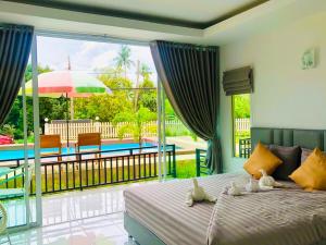 Bazén v ubytování Koh Chang Havana Pool Villa nebo v jeho okolí