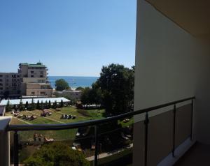 Un balcón de un edificio con vista a un parque. en Apart Hotel Golden Line, private property rm 214, en Golden Sands