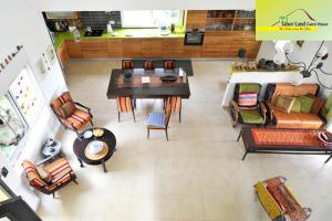 mit Blick auf ein Wohnzimmer mit einem Tisch und Stühlen in der Unterkunft Tabor Land Guest House in Kefar Qish