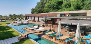 einen Luftblick auf ein Resort mit einem Pool in der Unterkunft Hotel Miramar Barcelona GL in Barcelona