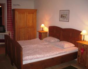 ein Schlafzimmer mit einem großen Bett mit zwei Lampen in der Unterkunft Gasthof Kronreith in Maria Alm am Steinernen Meer