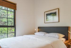 A bed or beds in a room at Rumanami Residence