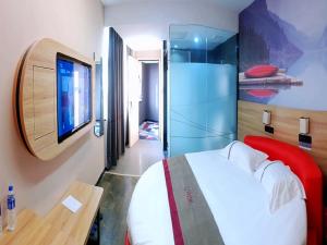 une chambre d'hôtel avec un lit et une télévision dans l'établissement Thank Inn Chain Hoteln Jiangsu Suzhou Kunshan Lujia Town Youyi Road, à Suzhou 17 autres photos