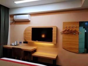 En tv och/eller ett underhållningssystem på Thank Inn Chain Hoteln Jiangsu Suzhou Kunshan Lujia Town Youyi Road