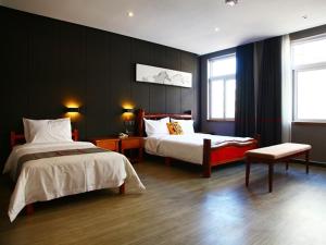 מיטה או מיטות בחדר ב-JUN Hotels Hebei Hengshui Gucheng County Yingrui Plaza