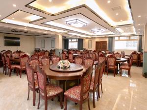 a conference room with a large table and chairs at JUN Hotels Yingtan Guixi Chengnan Bus Station in Yingtan