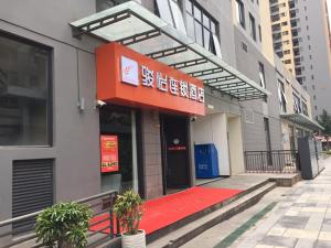 un edificio con una alfombra roja fuera de él en JUN Hotels Yunnan Kunming Wuhua District Changyuan Middle Road, en Kunming