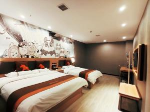 a hotel room with two beds and a tv at JUN Hotels Inner Mongolia Tongliao Hexi Chuangye Avenue in Tongliao