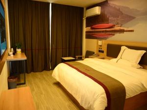 Fuzhou的住宿－尚客优酒店江西抚州临川区东华理工大学店，一间位于酒店客房内的带大床的卧室