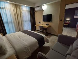 um quarto de hotel com uma cama grande e uma secretária em Up And In Jiangsu Nanjing Jiangning District Guli Town Government Store em Nanquim