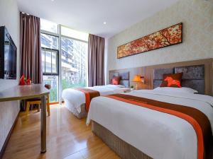 重慶市にあるJUN Hotels Chongqing Nan'an Nanping Dongmoのベッド2台と窓が備わるホテルルームです。