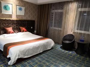 Кровать или кровати в номере JUN Hotels Anhui Bangbu Guzhen County Huihe Road Store