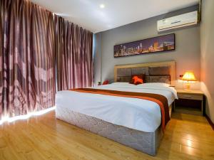 a bedroom with a large bed and a large window at JUN Hotels Chongqing Nan'an Nanping Dongmo in Chongqing