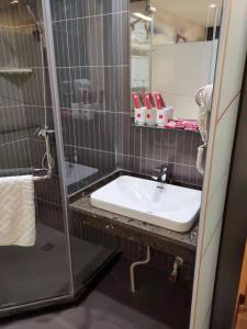 a bathroom with a sink and a mirror at Thank Inn Chain Hotel Shanxi Changzhi Huguan County Bus Station Store in Changzhi