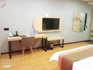 Телевизия и/или развлекателен център в JUN Hotels Jiangsu Nantong Tongzhou West Jinsi Road Hantang Impression