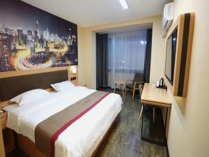 Cette chambre comprend un lit, un bureau et une fenêtre. dans l'établissement Thank Inn Plus Hotel Handan Wei County Xianbiao, à Handan
