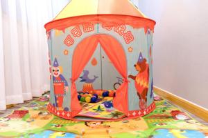 a play tent with toys in it on a table at JUN Hotels Sichuan Suining Chuanshan District Heping Road in Suining