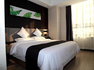 um quarto com uma cama grande e uma janela grande em Up And In Shan'xi Xi'an Weiyang District Yangguang Beijun em Xian
