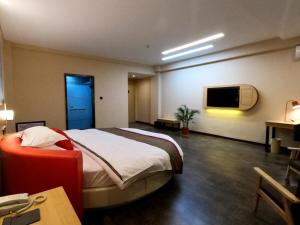 a hotel room with a bed and a flat screen tv at Thank Inn Plus Hotel Shanxi Shuozhou Shuocheng District Zhangliao South Road in Shuozhou +10 photos