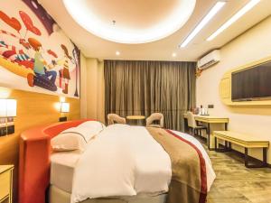 um quarto de hotel com uma cama grande e uma secretária em Thank Inn Chain Hotel Guangdong Yunfu Xinxing County Times Square Store em Yunfu