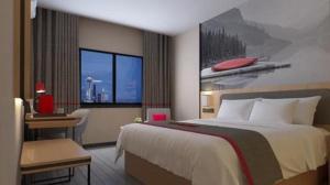 Habitación de hotel con cama grande y escritorio. en Thank Inn Plus Hotel Guizhou Qiannan Duyun Wanda Plaza Store 