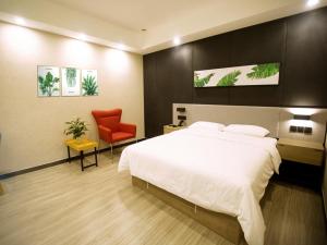 Up And In Baotou Qingshan District Central International في باوتو: غرفة نوم بسرير كبير وكرسي احمر