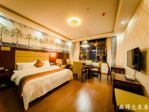 a hotel room with a bed and a dining room at JUN Hotels Hunan Changsha Huannghua Airport in Changsha